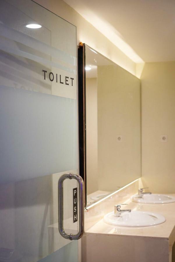 The Capsule Malioboro Hostel Yogyakarta Exterior photo